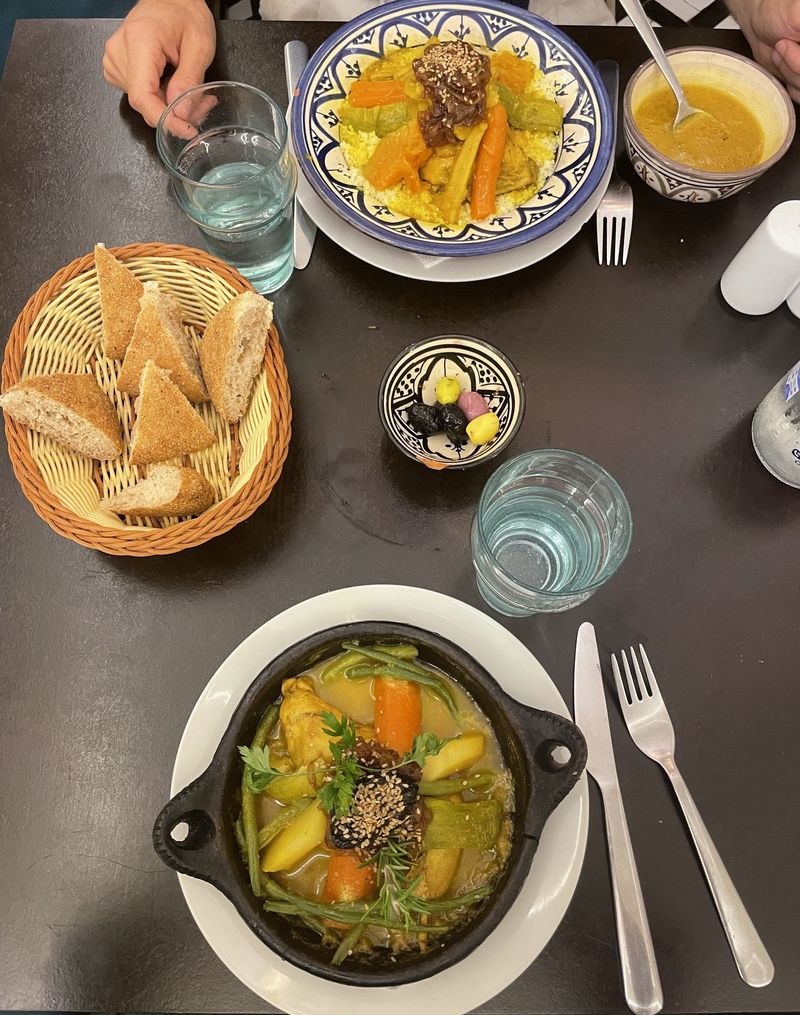 Table dressée : couscous, tajine et pain maison